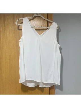 Nordstrom V-Neck Top in White - Size Large